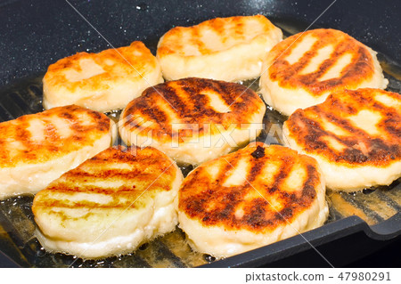 Traditional Russian sweet syrniki cottage cheese pancakes fried in the frying pan 47980291