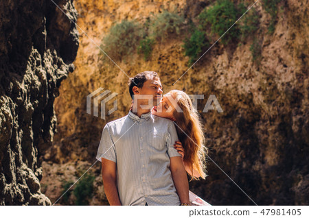 Man and woman walking and kissing in the cleft 47981405