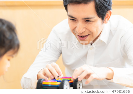 父親和孩子一起玩 47981696