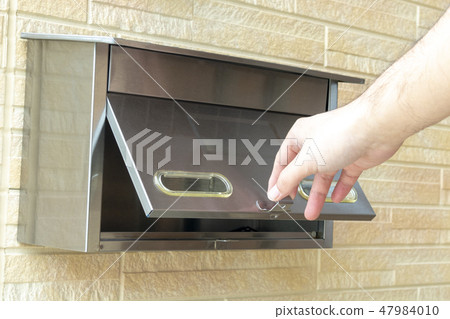 A mailbox set at the entrance 47984010