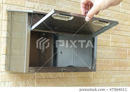 A mailbox set at the entrance 47984011