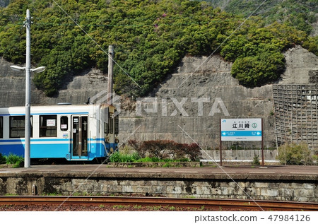 離開Egawa-zazaki站（Kiha 32型）的預接線定期列車 47984126