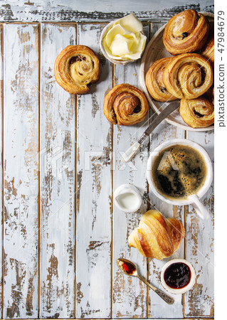 Puff pastry buns 47984679