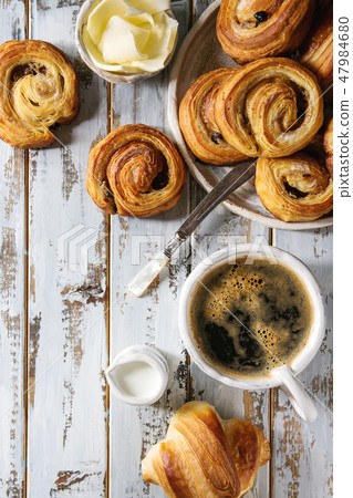 Puff pastry buns 47984680