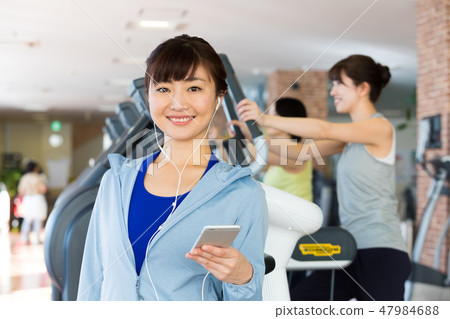 體育健身房,健身房,交叉訓練機,步行機,跑步機,女性 體育健身房,健身房,交叉訓練機,步行機,跑步機,女性 47984688