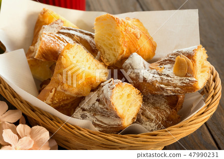 Cheese and almonds Danish 47990231