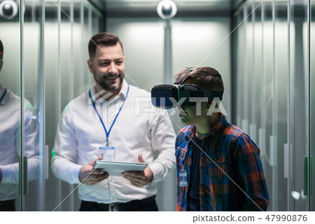IT technician showing VR presentation IT technician showing VR presentation 47990876