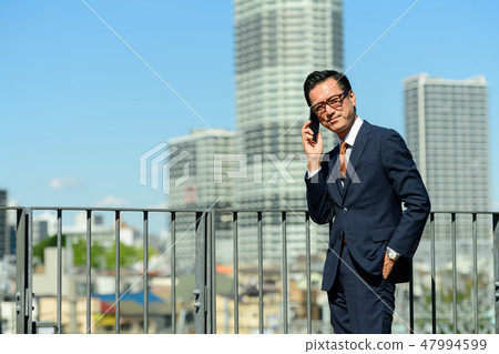商人藍天大廈企業人圖像 47994599