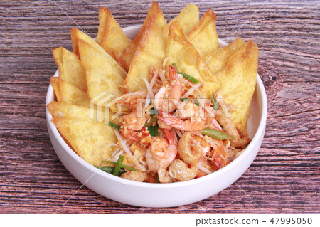 Pad Thai with prawn and crisy wonton,bean sprouts Pad Thai with prawn and crisy wonton,bean sprouts 47995050