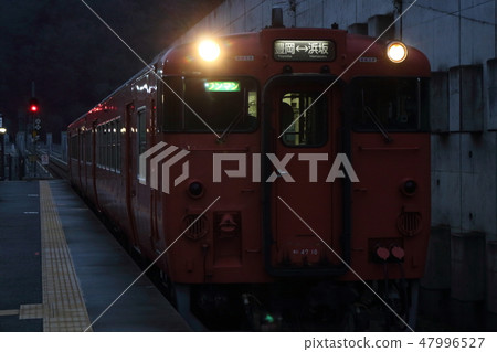 在夜間停在San-in幹線的Oibe車站的單人Kiha 40系列 在夜間停在San-in幹線的Oibe車站的單人Kiha 40系列 47996527