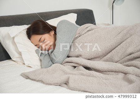 睡在床上的女人 47999312