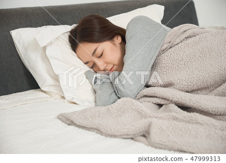 睡在床上的女人 47999313