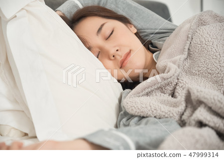 睡在床上的女人 睡在床上的女人 47999314