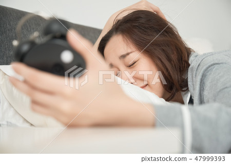 Overlooking late women Overlooking late women 47999393
