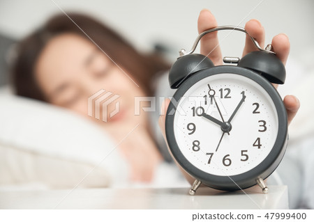 一個醒著的女人在床上 一個醒著的女人在床上 47999400