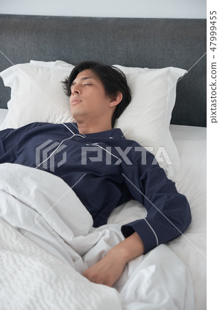 睡在床上的男人 47999455