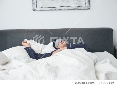 睡在床上的男人 睡在床上的男人 47999456