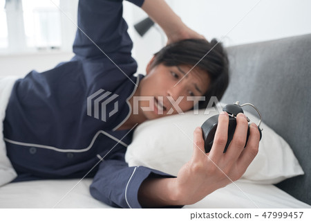 俯視睡過頭的男人 47999457