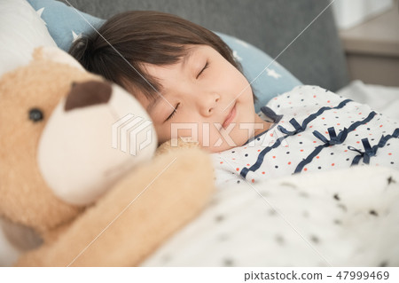 睡在床上的孩子 睡在床上的孩子 47999469