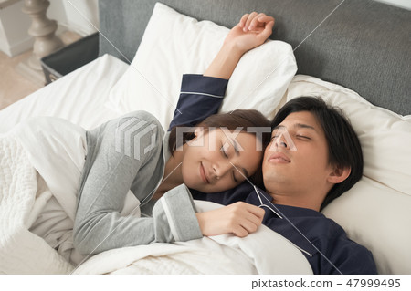 睡在床上的一對夫婦 47999495