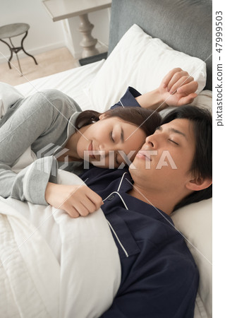 睡在床上的一對夫婦 睡在床上的一對夫婦 47999503