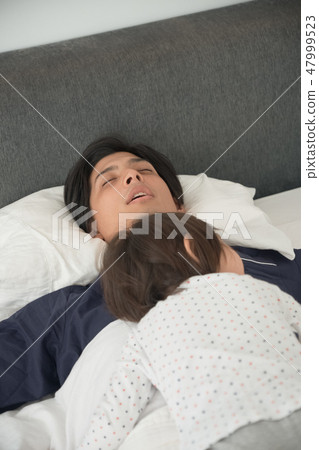 父母和孩子睡在床上 47999523