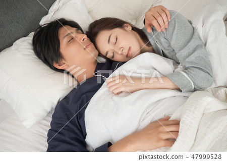 睡在床上的一對夫婦 睡在床上的一對夫婦 47999528