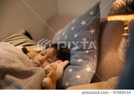 睡在床上的孩子 睡在床上的孩子 47999534