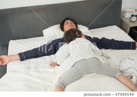 父母和孩子睡在床上 47999549