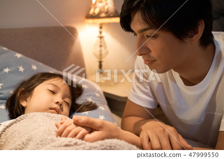 父母睡覺的孩子 47999550