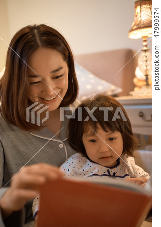 Parents sleeping children Parents sleeping children 47999574