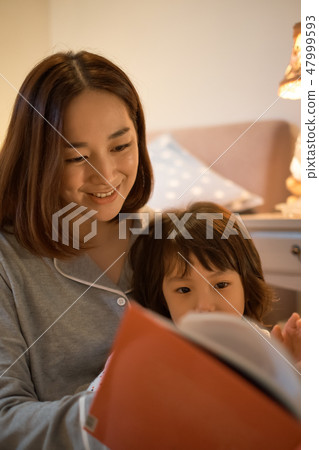 Parents sleeping children 47999593