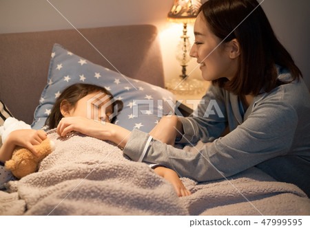 父母睡覺的孩子 47999595