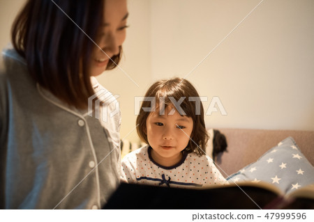 父母睡覺的孩子 47999596