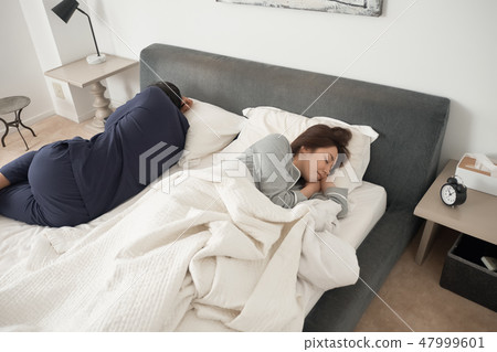 睡在床上的一對夫婦 47999601