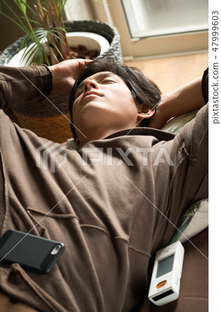 放鬆在客廳的一個人 放鬆在客廳的一個人 47999603
