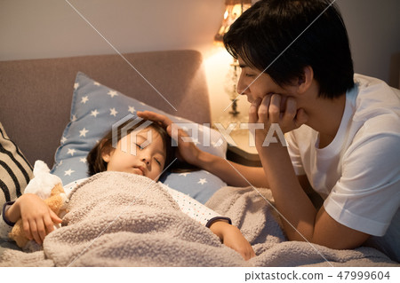 Parents sleeping children Parents sleeping children 47999604