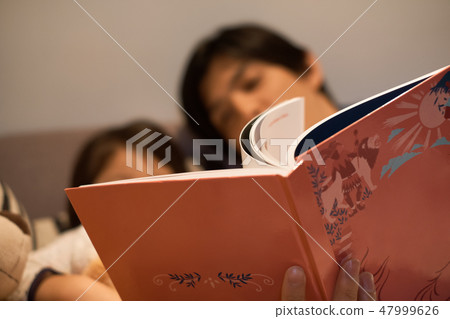 Parents sleeping children 47999626