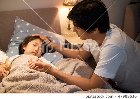 Parents sleeping children 47999630