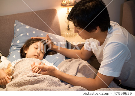 父母睡覺的孩子 父母睡覺的孩子 47999639