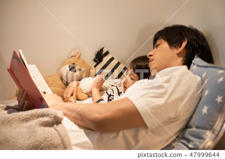 Parents sleeping children Parents sleeping children 47999644