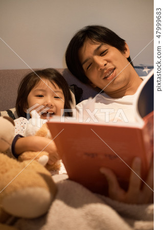 Parents sleeping children 47999683