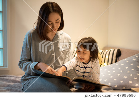 父母睡覺的孩子 47999696