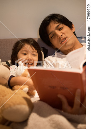 父母睡覺的孩子 父母睡覺的孩子 47999699