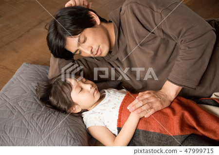 Parents sleeping children Parents sleeping children 47999715
