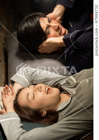 夫妻患有打鼾 47999732