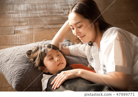 父母睡覺的孩子 47999771
