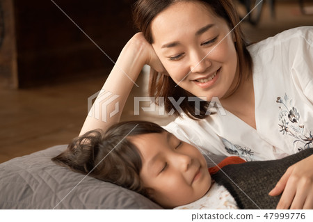 Parents sleeping children Parents sleeping children 47999776