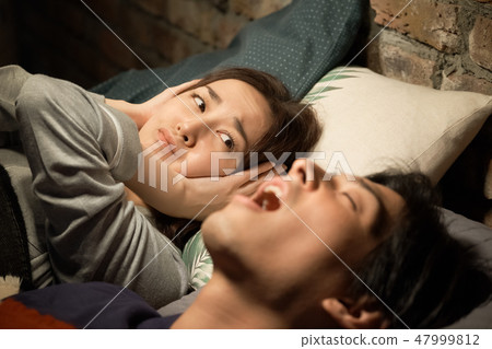 夫妻患有打鼾 夫妻患有打鼾 47999812