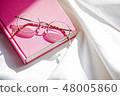 粉紅色的書和眼鏡 48005860